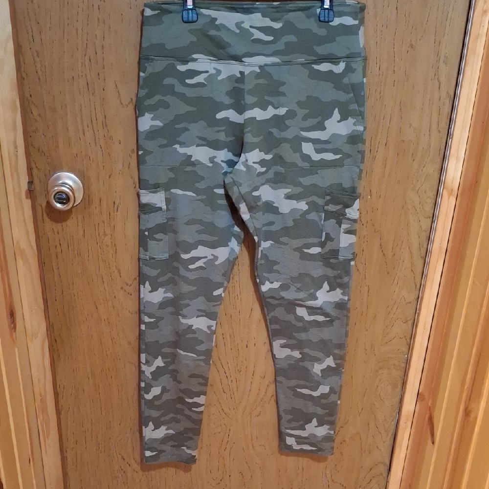 PINK Victoria's Secret Green Camouflage Leggings